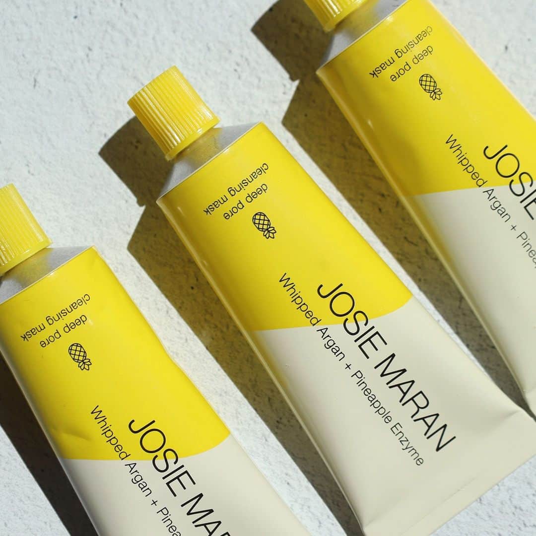ジョジー・マランのインスタグラム：「3,2,1…Glow! ✨ Our new 3-in-1 mask instantly smooths texture, boosts radiance, and infuses skin with hydration…all in just five minutes.  Pineapple enzymes contain a gentle form of AHAs and BHAs that dissolve the bonds between dead cells, allowing the gentle scrubbing action of volcanic sand to polish them away. Voila, chemical and physical exfoliation in one step. So you get a clean slate—sans irritation.」