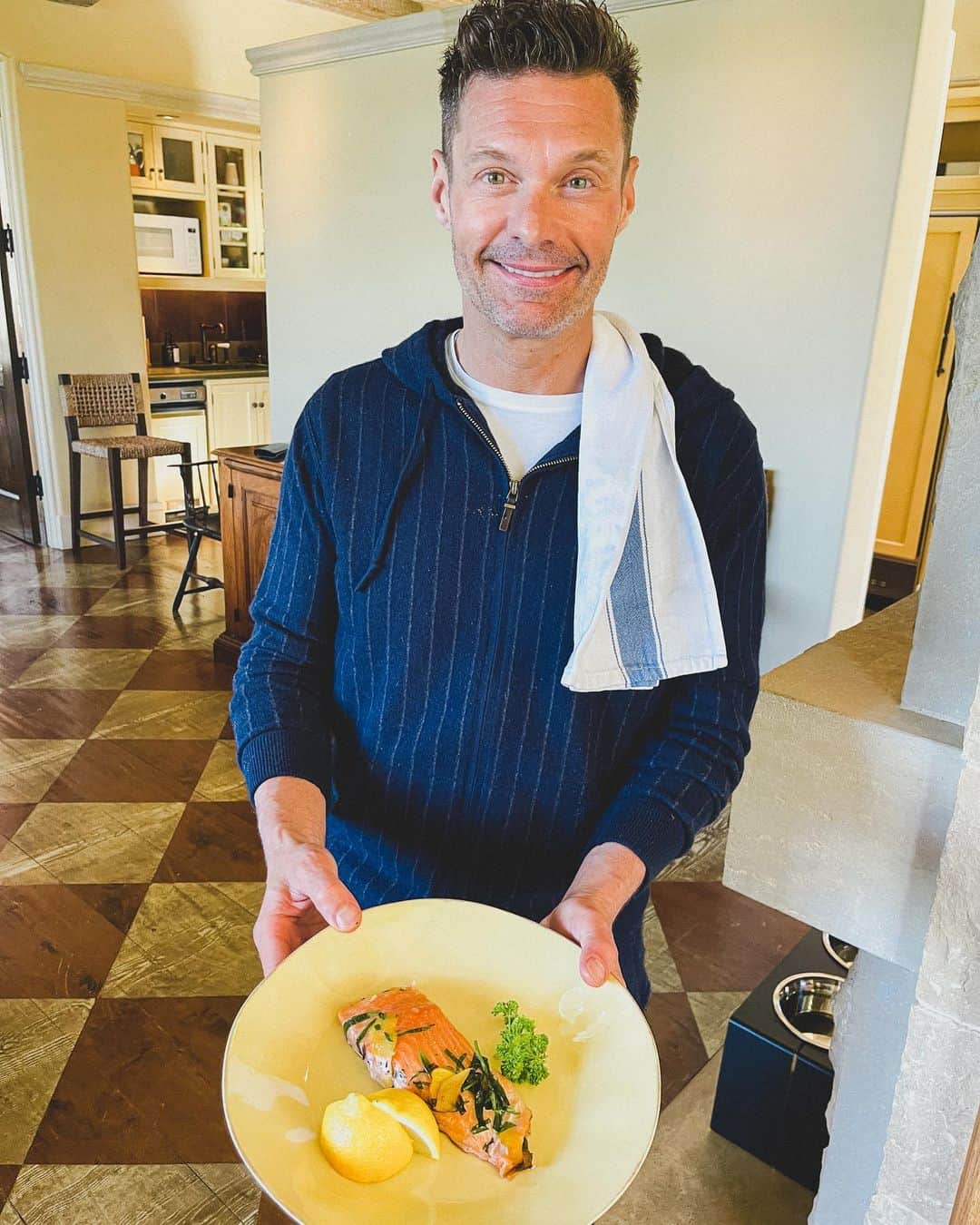 ライアン・シークレストのインスタグラム：「My pre-Idol meal today is grilled Ora King salmon marinated overnight in EVOO, herbs, and garlic. What’re you guys having before #AmericanIdol tonight?  #foodie #salmon #grill」