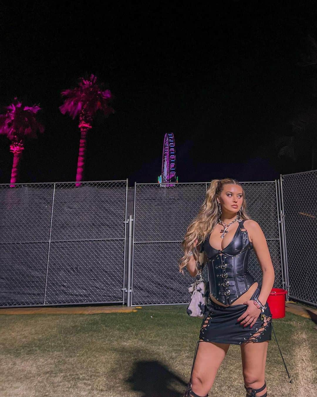 Sofia Jamoraのインスタグラム：「met her at coachella」