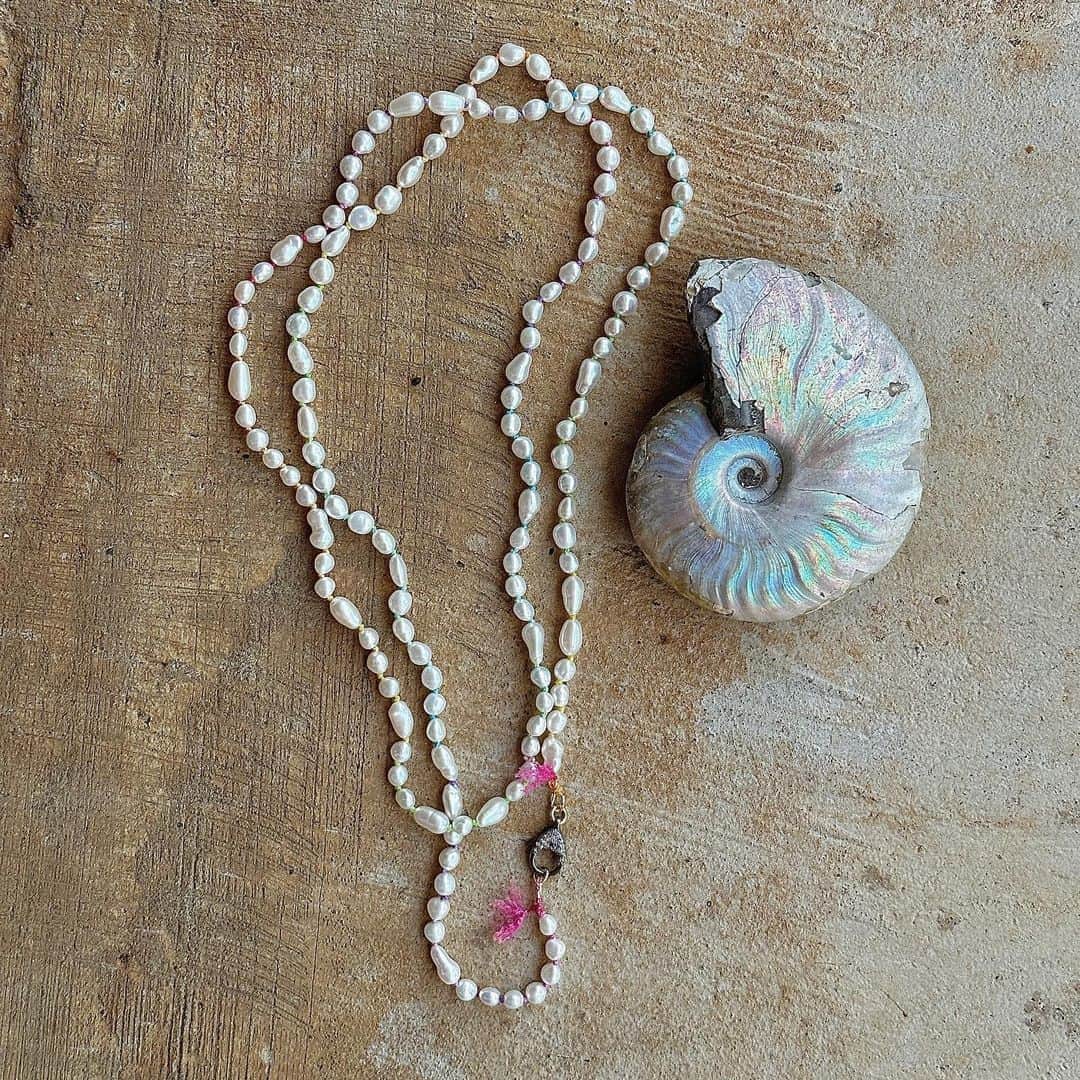 キャサリン ミッシェルのインスタグラム：「A very long lustrous and luscious Edison Keshi pearls. Special order for a woman of great taste #jewelryasmedecinecm #wearpearls #whitepearls #customorder #oneofakind」