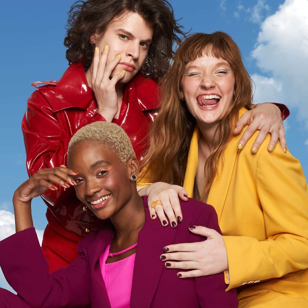 Risqueのインスタグラム：「Amar as nossas cores é rejeitar as normas que nos engavetam. Então, vamos jogar fora os padrões e expressar a cor que a gente estiver a fim. Conheça a nova coleção Risqué Reinvente o Normal. lojacoty.com.br  #RisquéReinventeONormal #EsmaltesRisqué #RisquéOficial #Risqué」