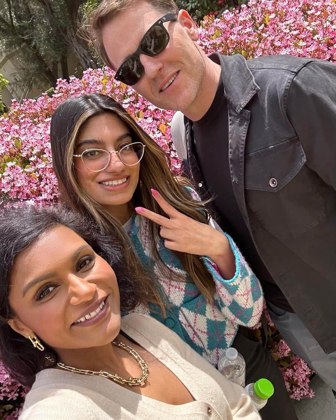 ミンディ・カリングのインスタグラム：「Just three best friends on the Warner Brothers lot. I looked better in the pic where @asekar95 had her eyes closed so this had to be a carousel, sorry」