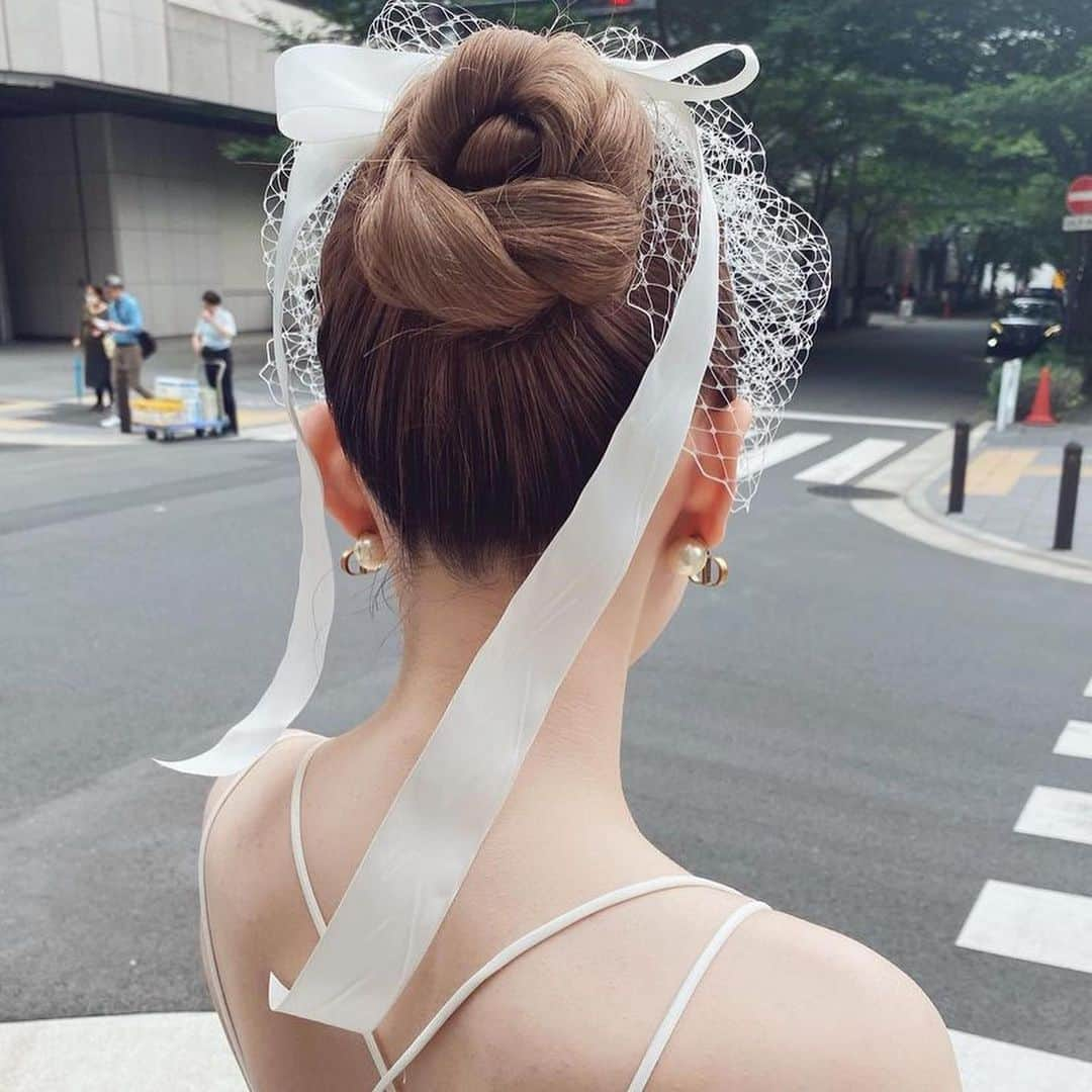 ハナユメさんのインスタグラム写真 - (ハナユメInstagram)「高めに作るフワフワの崩しおだんごヘアは、小柄花嫁さんに大人気のスタイル💕ご新郎様と並ぶときにおだんごヘアでバランスが取れるのだそう✨ ⁡ こなれたラフ感を演出したい花嫁さんや、ハイトーンカラーの方にもおすすめです👀 ⁡ ▶︎hair make: @kumiko_makeup_hi  ⁡ *…*…*…*…*…*…*…*…*…*…*…*… ⁡ 📷photo by @kumiko_makeup_hiさん 素敵なお写真ありがとうございました🙇‍♀️ ⁡ *…*…*…*…*…*…*…*…*…*…*…*… ⁡ 💎ハナユメに幸せをシェアしてね #ハナユメ を付けて投稿してくださった方はご紹介させていただくかも！@hanayume_wedding　フォロー・コメントお待ちしています🙌🏻💕 ⁡ 💎式場探しに迷ったらハナユメ♡ こんな素敵な結婚式をしたい！と思ったら、ハナユメにお任せ💛ハナユメウエディングデスクでアドバイザーに相談してみてね💁‍♀️💓投稿を保存して、アドバイザーに見せるとスムーズですよ✨ ⁡ 💎ハナユメが叶えたいこと 叶えたいのは「1組でも多くのカップル様に理想の結婚式のきっかけを」皆さまのお力になれるよう全力でサポートします🕊  #hanayume #ハナユメ #ハナユメフォト #結婚 #結婚式 #結婚式準備 #全国のプレ花嫁さんと繋がりたい #花嫁準備 #プレ花嫁 #式場迷子 #結婚式アイディア #結婚式当日レポ #お色直し #大人婚 #お団子ヘアアレンジ#ウェディングフォト #お色直しヘア#結婚式ヘアメイク #前撮りヘアメイク#ヘアメイク #ブライダルヘア #ウェディングヘア #ウェディングヘアアレンジ #ウェディングヘアメイク #お団子ヘア #お洒落花嫁 #おだんごヘア #ブライダルヘアアレンジ #花嫁ヘア#スタイルチェンジ」4月18日 6時13分 - hanayume_wedding