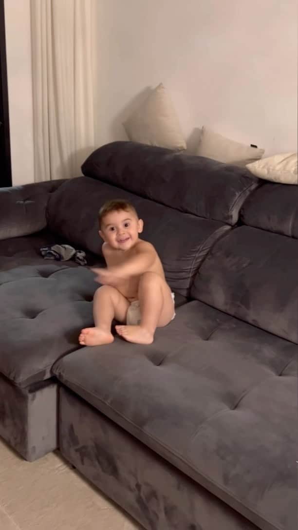 のインスタグラム：「Furacão Liam passando por aqui! 🌪️🌪️  #baby  #gym  #gymnastics  #babyboy」
