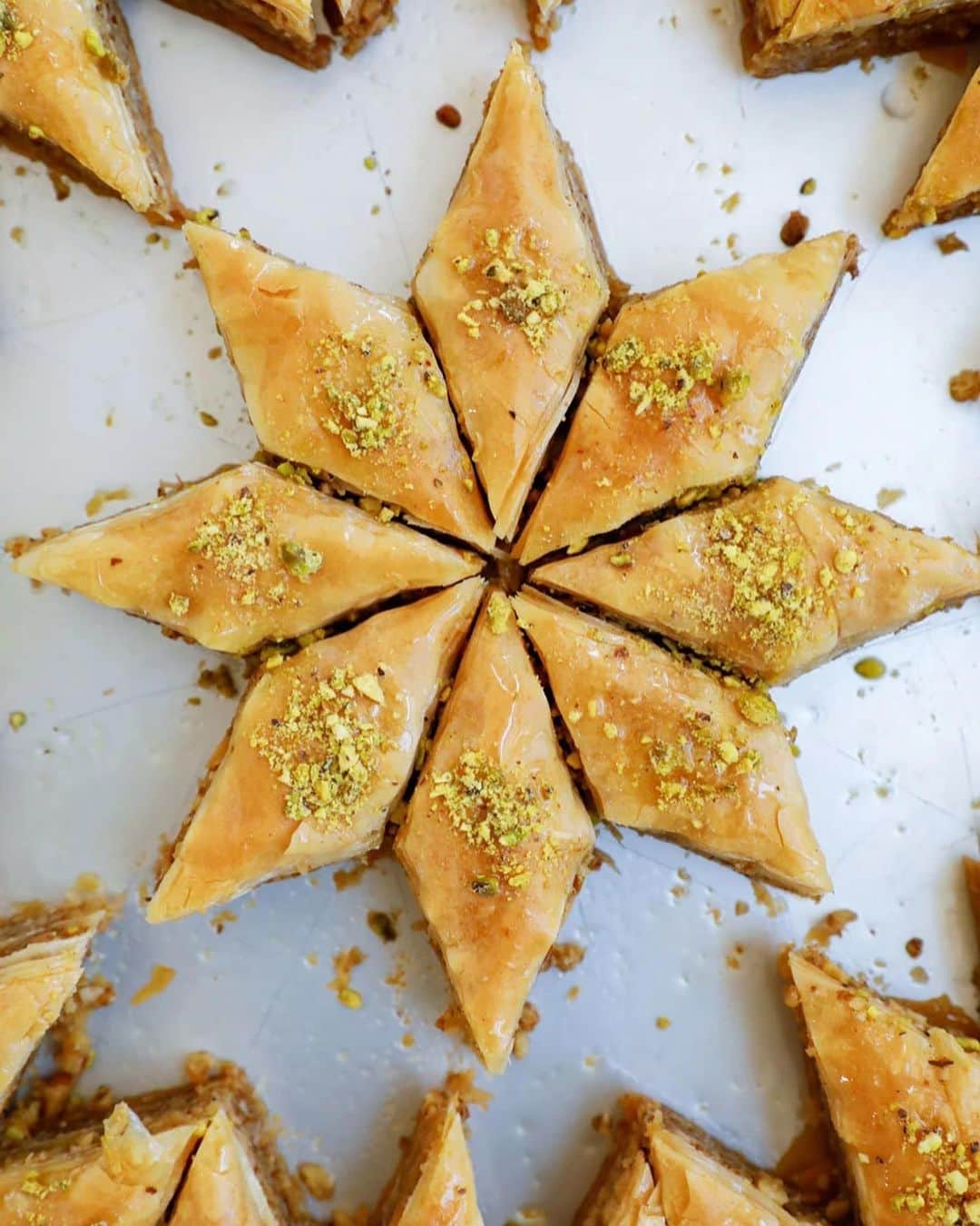 Easy Recipesのインスタグラム：「This amazing Walnut Baklava recipe comes together with layers and layers of flaky phyllo dough that’s filled with 3 layers of ground walnuts and showered with love with the most delicious aromatic simple syrup.  Step-by-step recipe via the link in my bio @cookinwithmima  https://www.cookinwithmima.com/walnut-baklava/」