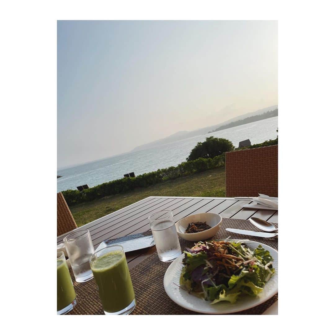 菊地舞美さんのインスタグラム写真 - (菊地舞美Instagram)「🌺 ___________________________  Throwback Okinawa😎  続きます🌺（沖縄の夢をいまだに見てます。笑）  ホテルエリアはカートで行き来できて、ご飯も他のホテルで食べることも🫶🏻  なんといっても朝食が🥞🥣🥐本当に美味しくて、お腹がはち切れそうなくらい😂食べちゃって🐖  帰りはカートではなく、ホテル敷地内をぐるぐるお散歩🤝🚶‍♀️  どこまでも伸びるレギンス 恐ろしや🫠  ___________________________  #沖縄 #沖縄旅行  #okinawa  #vacation」4月18日 6時39分 - maimi_kikuchi_reborn