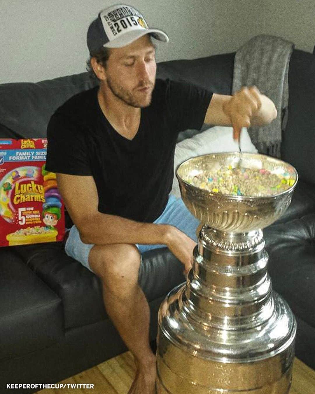 NHLさんのインスタグラム写真 - (NHLInstagram)「The Stanley Cup has a lot of history and has been many places 😳🏆  (via @mathyjoz21, @keeperofthecup)」4月18日 6時52分 - nhl