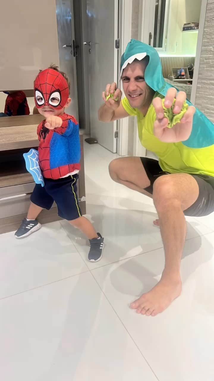 レオナルド・ジ・デウスのインスタグラム：「SÉRIO EU SOU O HOMEM MAIS FELIZ E REALIZADO DO MUNDO!!!! Papai voltou com TUDOOOOO!!! Com vocês só uma noite normal aqui na casa do @theo_dedeus 🤣💙 PAPAI TE AMA MAIS QUE TUDO FILHO!!!!」