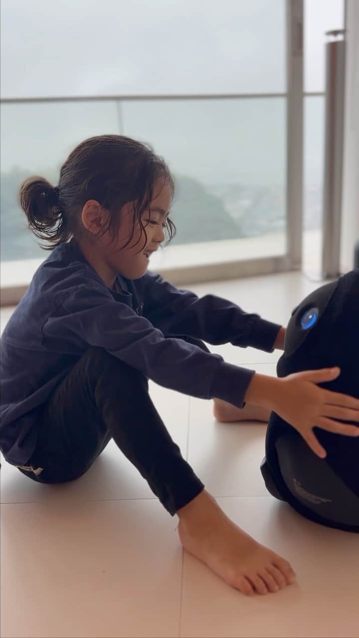 小橋賢児のインスタグラム：「小学校入学祝いにLOVOTがやってきたよ〜😆✨🙌 息子は”ろぼろぼ”って名前をつけました。 早速毎日可愛がってます^_^  #lovot #lovotとの暮らし #fragmentdesign」