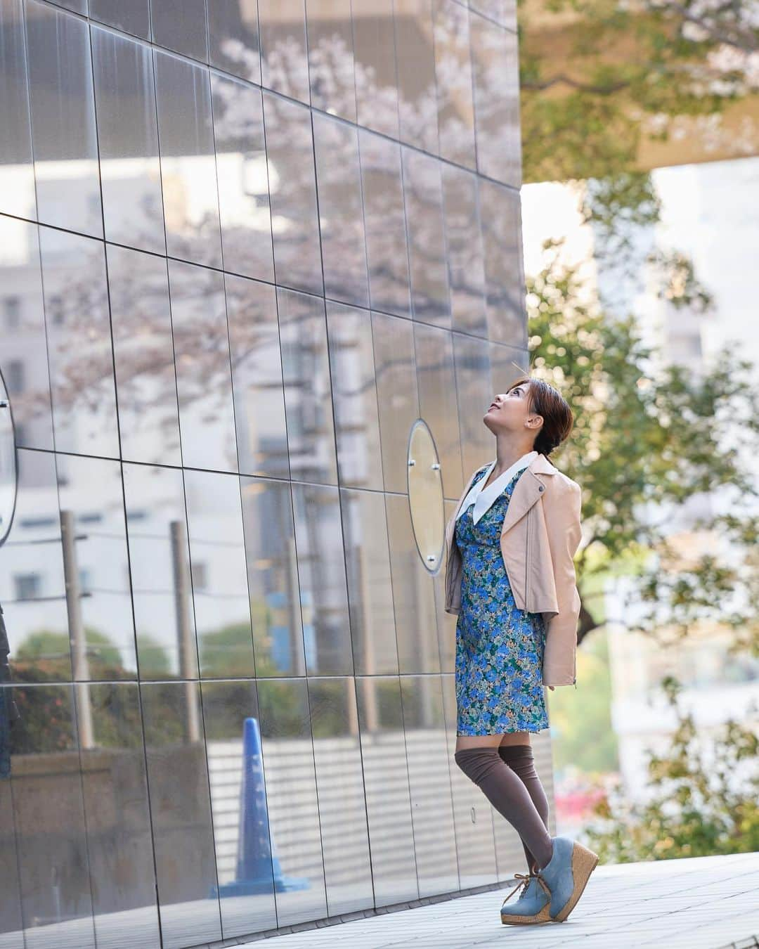 及川愛未さんのインスタグラム写真 - (及川愛未Instagram)「good morning🌸🏙🏙  今日は今週末1件目のメイクモデル💄 …週末まとめて衣装洗濯しといて良かった👗🧺私服かなと思って行ったらご用意されていて着替えることもしばしば🙄。 本当は今日医療美容でクリニックの眉毛アートメイクの撮影もお願いされていたけど、もし腫れたり、腫れる期間があると困るなと思ってご辞退しました💦（仕事等が詰まっているのでいまだ医療美容はやれてない😅）ご都合合う方いらっしゃったら教えてください💌✨医療脱毛などでも有名なクリニックさまです🎶  photo by 📸 @kei_osa10 さん  『WONDER DEEVA』episode.1 DEEVA BOOKS: manami 写真集:  https://www.amazon.co.jp/dp/B0BP6P7163  . . .  #shooting #撮影 #作品撮り #作品 #被写体 #被写体希望 #model #job #hairmake  #ポートレートしま専科 #ポートレート  #photography #photooftheday  #写真  #写真好きな人と繋がりたい  #写真撮るの好き人と繋がりたい  #portraitmodel #portrait #東京カメラ部  #カメラマン募集  #ファインダー  #ファインダー越しの私の世界 #モデル  #followme #桜 #cherryblossom  #浅草 #アサヒビール #隅田川   ♠️郡司大地作品『love me』 2nd写真集発売中📚  bookwalker、7net、FOD、コミックシーモアより発売（今後展開増える予定）  https://bookwalker.jp/de40378348-f389-417d-bcf8-72851d1f9b59/  https://7net.omni7.jp/detail/5110796705  https://fod-sp.fujitv.co.jp/s/books/898454/BT000089845400100101/  https://www.cmoa.jp/title/1101297714/  amazonからも購入できます https://www.amazon.co.jp/『Love-me』-manami-写真集-ラビリンス-ebook/dp/B08VRJXF8S/ref=mp_s_a_1_28?dchild=1&keywords=manami&qid=1613345281&sr=8-28  🔹first写真集『Pin Up Girl』『PHOTO SHOT　manami （ラビリンス） オンデマンド・kindle出版より発売 https://www.amazon.co.jp/「PHOTO-SHOT」-エンジェルガール-manami-美女グラビアコレクション-manami/dp/B07SZGSZJ7/ref=mp_s_a_1_48?keywords=manami&qid=1613344854&sr=8-48  https://www.amazon.co.jp/gp/aw/d/B07TLPBDL2/ref=tmm_pap_title_0?ie=UTF8&qid=1613344846&sr=8-50  ペーパーブック&電子書籍📚FOD コミックシーモア　 7net amazon amazon kindle展開中 Pin Up Girl manga.fod.fujitv.co.jp/books/632893/B…  PHOTO SHOT 7net.omni7.jp/detail/  セクシークイーン cmoa.jp/title/11012474…  7net.omni7.jp/detail/5110814…  loveme manga.fod.fujitv.co.jp/books/898454/B…/  ピロシキーズの恋愛こじらせチャンネルゲスト出演🆕 https://m.youtube.com/channel/UC1cc-n59HLmEdJsZeTzr5rA/videos  プロカメラマン被写体youtube番組ゲストDANCE IN THE SUNSET｜はまぐら https://m.youtube.com/watch?v=A93G0X-1Gyg  Video portrait 30｜Nikon Z6Ⅱ（ポートレートムービー） はまぐら  youtu.be/NWt26pP3YLk  Video portrait 33｜THE COSMETIC｜NIKKOR Z 24-70 f/2.8 S｜ Nikon Z6Ⅱ（ポートレートムービー）  youtu.be/Wap0EgFvtdQ 🆕  Video portrait 39｜NIGHT WALK｜NIKKORZ 50mm f/1.2 S｜ Nikon Z6Ⅱ（ポートレートムービー） はまぐら 🆕 https://m.youtube.com/watch?v=unXSI2gUYlE」4月18日 6時57分 - manamioichan