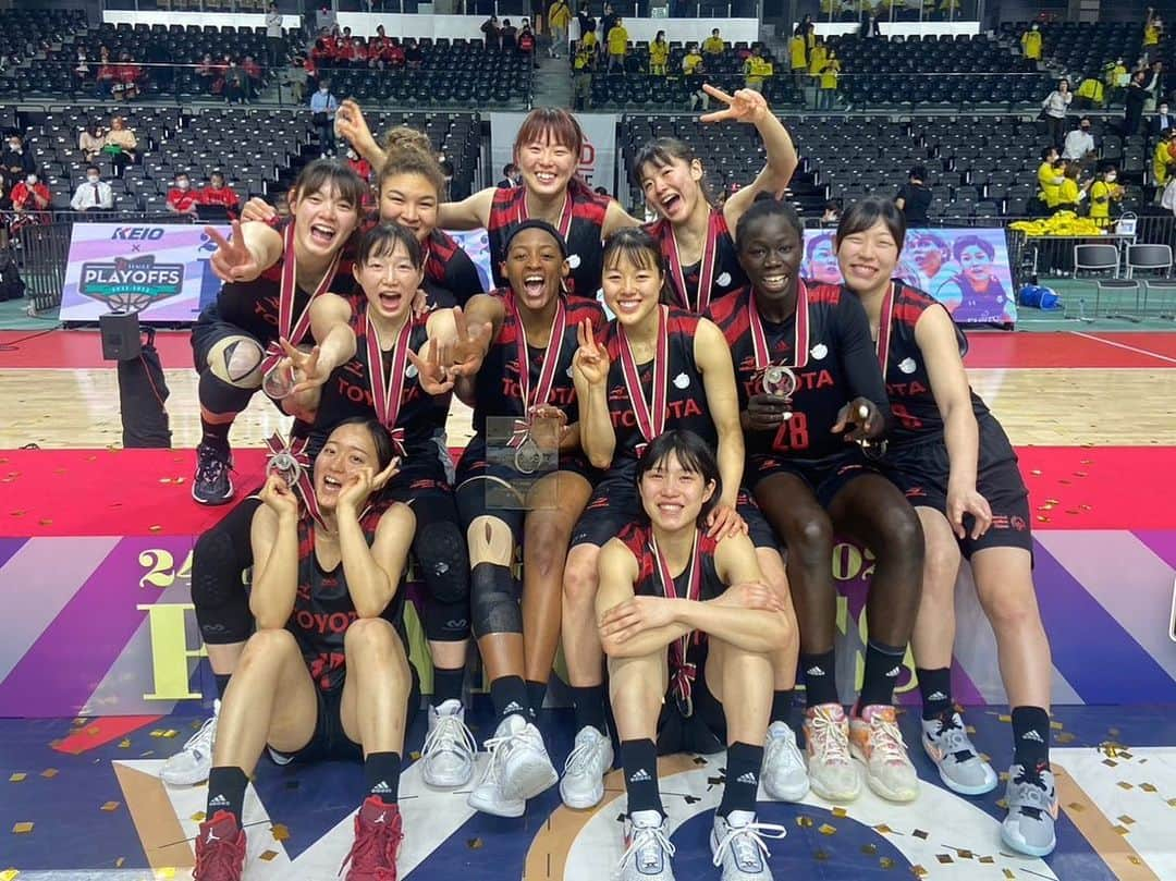 山本麻衣さんのインスタグラム写真 - (山本麻衣Instagram)「. . . 🥈🥈🥈 沢山のご声援本当にありがとうございました。  みんながいたからこの舞台までこれて、ここまで戦うことができました。 本当にみんなありがとう🤝😭  悔しい、けどやり切った。 けどまだまだ、、、。  赤く染めてくれたファンの皆さん、ライブで応援しててメッセージくださった皆さん、本当に力になりました❤️ 皆さんのためにも勝ちたかったです。  こんな試合を経験できたことに感謝してもっともっともーーーーっと強くなって帰ってきます！  1年間本当に成長を温かく見守って応援してくださりありがとうございました😭  これからもアンテロープの応援よろしくお願いします❤️🖤  #Wリーグ #トヨタアンテロープス #thankyou」4月18日 6時59分 - mai.y_23