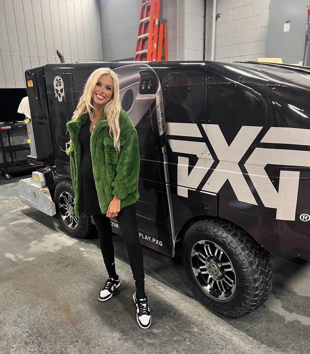 Elise Lobbのインスタグラム：「⛳️🫱🏻‍🫲🏼🏒!!! Do you think I can switch out the golf cart for this @pxg Zamboni on the course ?!? 🤔🤣  #golf #pxg #pxgtroops」