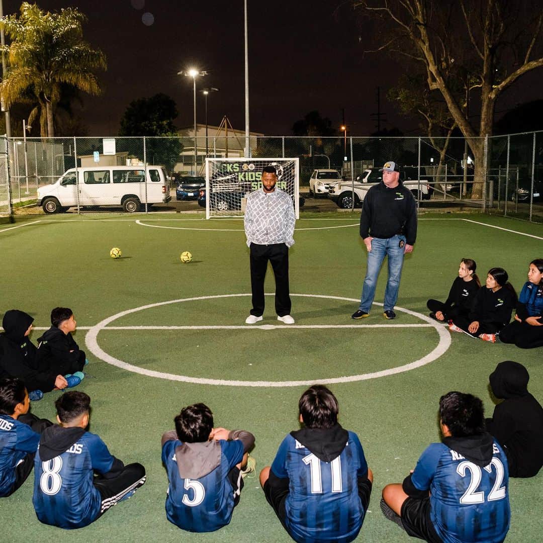 ケリーン・アコスタのインスタグラム：「@kellynacosta and The LAFC Foundation are teaming up to provide a safe place to play and new turf at the 109th St. Recreational Park community soccer field for @nickskidssoccer. Kellyn and LAFC are committed to supporting future soccer and health and wellness programming in Watts. Visit the link in bio to learn more and support the project.」