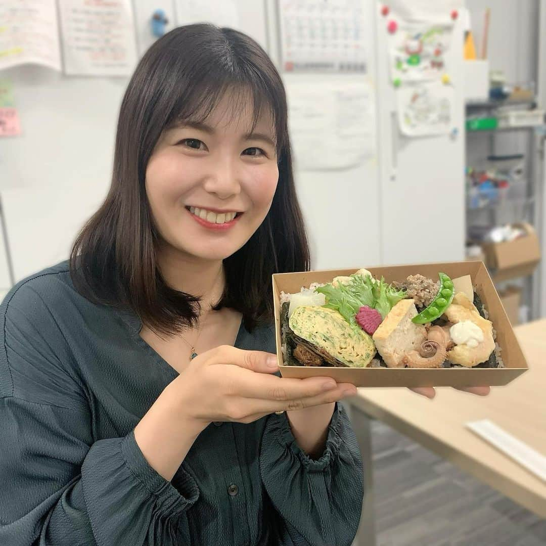 山﨑真依さんのインスタグラム写真 - (山﨑真依Instagram)「・ 今日のお昼は… 『春を楽しんだらいーよ弁当🍱🌸』 買いに行っちゃいました😊🙌✨  中岡さんオーダーのイカ🦑や 私がお願いしたエビ🦐なども 美味しいご飯のおかずになっていました💕  いーよスタッフたちと美味しいね〜って言いながら食べました😄👍  ちふよん弁当こと Chif4 bento＆sweetsさん 　➡️ @chifu4bento2018  で、 今週21日(金)までの限定販売です❣️  もう食べたよって方いらっしゃいますか…？🫣  一品一品、ほどよい味付けで丁寧に仕上げられた具材が盛りだくさんで 大満足のお弁当🍱🌸  暖かくなってきているので ぜひお出かけのお供にして 楽しい時間をお過ごしくださいね☺️🌸✨🤲  予約もできますので、 お電話していただくのが確実かも😉  #愛媛 #アナウンサー #グルメ #松山  #お弁当 #行楽弁当 #いーよ弁当」4月18日 17時57分 - yamasaki_mai0215