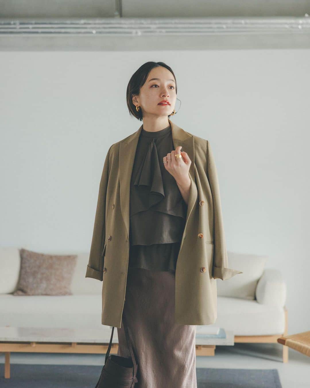 オブレクトのインスタグラム：「RE STOCK❗️ Miyako Takayama × oblekt  大人気で即完売しました、ジャケットが本日再入荷しました！ 今ですとすぐにお買い求めいただけます🌿  リサイクルポリエステルリネンライクジャケット Color.ベージュ / ネイビー  ナチュラルストレッチで着心地が良く、防シワ、ウォッシャブル機能があるイージーケア素材。 ゆとりがありながらも、きちんと見えするシルエットにこだわりました。 ダブルブレスト、ピークドラペル、スコッチボタンでマニッシュな印象ながらも上品に仕上げた定番の１着です。 同素材のキャミソールとのセットアップ着用で、卒業式や入学式といったフォーマルなシーンにもおすすめです。 カットソーやデニム合わせで大人なカジュアルスタイルにもマッチします。  数に限りがございますので、気になる方はお早めに✨  ————————————————  高山都さん @miyare38 との最新春のコラボレーションアイテムが好評発売中です🌿  ON / OFF、様々なシーンで活躍する、都さんこだわりのアイテムたち✨  【ONでも OFFでも カジュアルにもフォーマルにも ゆるっともかっちりも。 色使い次第、着こなし次第で、両A面なアイテムを。 軽やかに、しなやかに、纏うを楽しむ、春がやってきます。】  oblekt 公式オンラインストア（Re:Circulet リサーキュレット）で販売中です！  +++++++++++++++++++  【オブレクトの公式ストア サイト移行・リニューアルオープンのお知らせ】  昨年7/22(FRI)より、 Re:Circulet（リサーキュレット）にてoblekt 公式オンラインストアがリニューアルオープン致しました✨ https://recirculet.com/oblekt/  【旧oblekt ストア会員様】 リニューアルに伴うシステム変更により、 パスワードの再設定が必要となります。 お手数をお掛け致しますが 下記より設定をお願いいたします。 （再設定していただきますと、旧サイトのポイントが移行されます） https://recirculet.com/ap/member/login  また、新サイトへ再設定していただく、又は新規会員登録していただきますと、2000円 OFF couponをプレゼント中です！ ぜひこの機会にご利用ください。  皆様にはご不便をおかけいたしますが、 何卒ご理解いただきますようお願い申し上げます。  ——————————————  #miyakotakayama #高山都 #oblekt #オブレクト」
