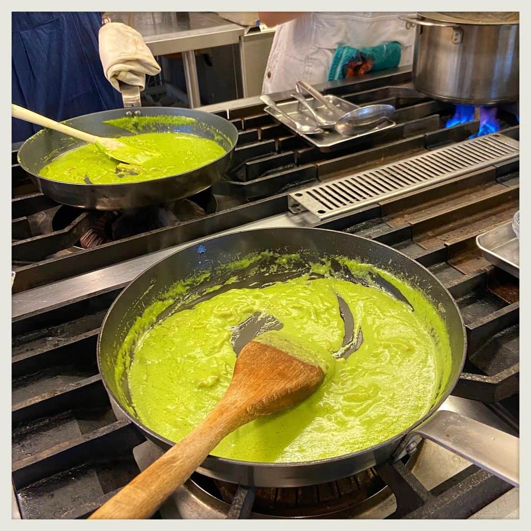 kumikoさんのインスタグラム写真 - (kumikoInstagram)「茅ヶ崎の素敵なレストランの厨房をお借りしてのお料理教室。 新緑のようなグリーンピースのパスタと、手作りカッテージチーズと鎌倉野菜のサラダ。どちらも気軽に家で再現出来そうでなにより。 美味しかった〜😋 @petit_pois2023 #ラターブルドトリウミ」4月18日 17時52分 - makudeco