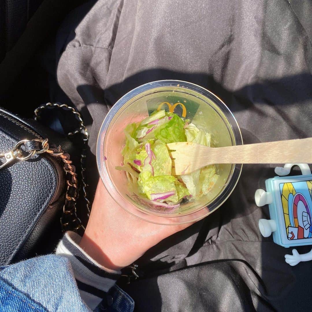 けいこのインスタグラム：「🥗🐛〰️」
