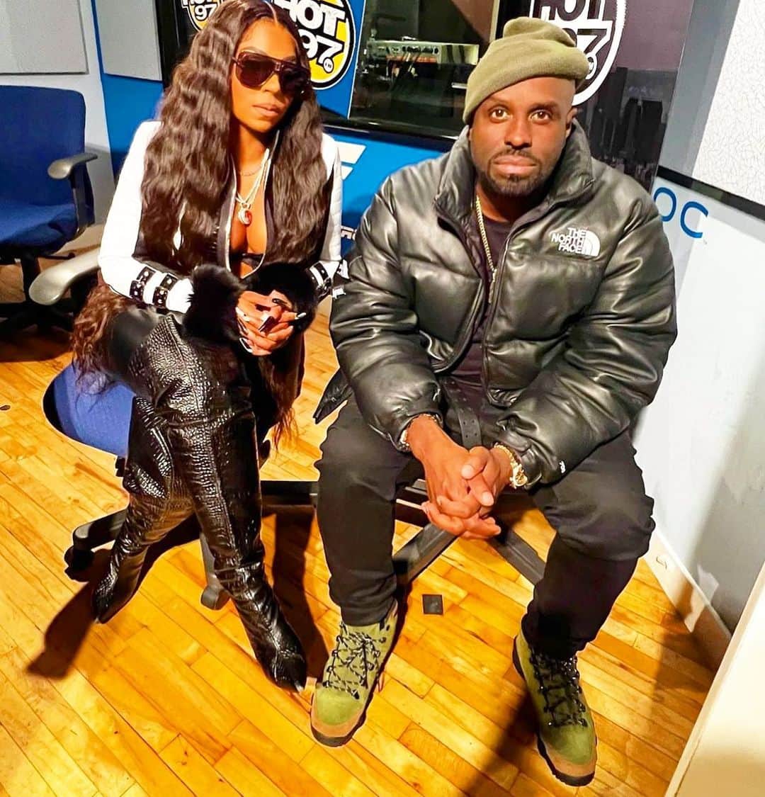 ファンクマスター・フレックスのインスタグラム：「SHOULD WE LET @ASHANTI DO A FREESTYLE? ( MY EYES FOCUSED ON THE STRAIGHT FORWARD EYE ENERGY! FUNKFLEX 7PM EVERY NIGHT!」