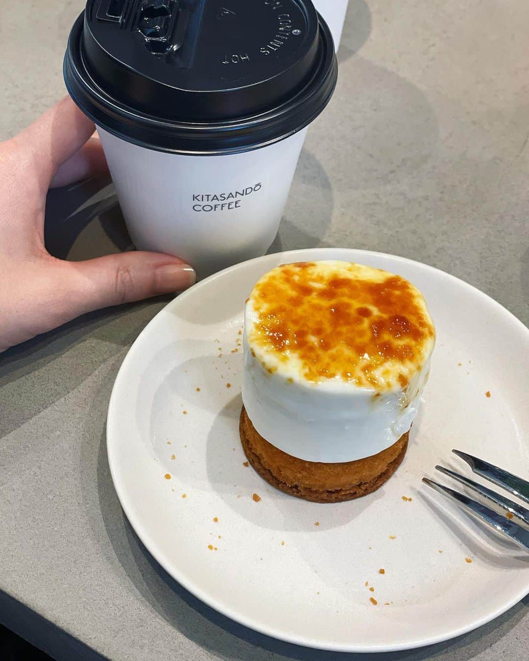 横川莉那のインスタグラム：「. @meltymagic_ua  🧁🧀 炙ってとろけて進化するチーズケーキ 4層のチーズケーキの上に カラメルクラッシュをかけて 自分で炙って頂くチーズケーキ🤤 . 甘いもの得意な方ではないですが 甘さ控えめでチーズの旨みが濃く 本当に美味しかった👏🏻 今回はコーヒーと頂きましたが ワインとも合いそうな🫣🍷 . ##meltymagic#メルティチャレンジ#メルティマジック#sdgs#チーズケーキ#お取り寄せスイーツ#スイーツ巡り#地球に優しい#環境に優しい#ブリュレ#カフェ」