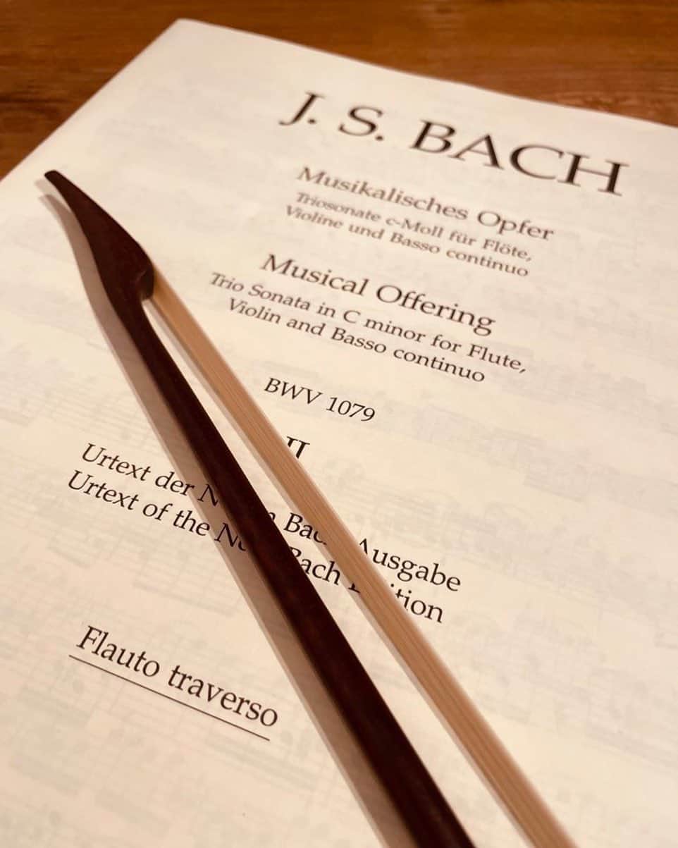 新倉瞳のインスタグラム：「Bach Musical Offering Flauto traverso…? ふ、ふ、ふ、ふ…?🙀(パート表記に注目)」