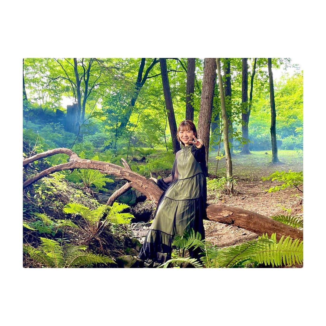 牧野由依のインスタグラム：「#いつかのシリーズ  すぐぴーすしちゃうやつ✌︎  3枚目は、まきのんのままのんです🤱  #森 #木に座る人 #なかなか体幹鍛えられた（笑） #親子で写真 #滅多に撮らなくなるね  #お気に入りのいちまい」