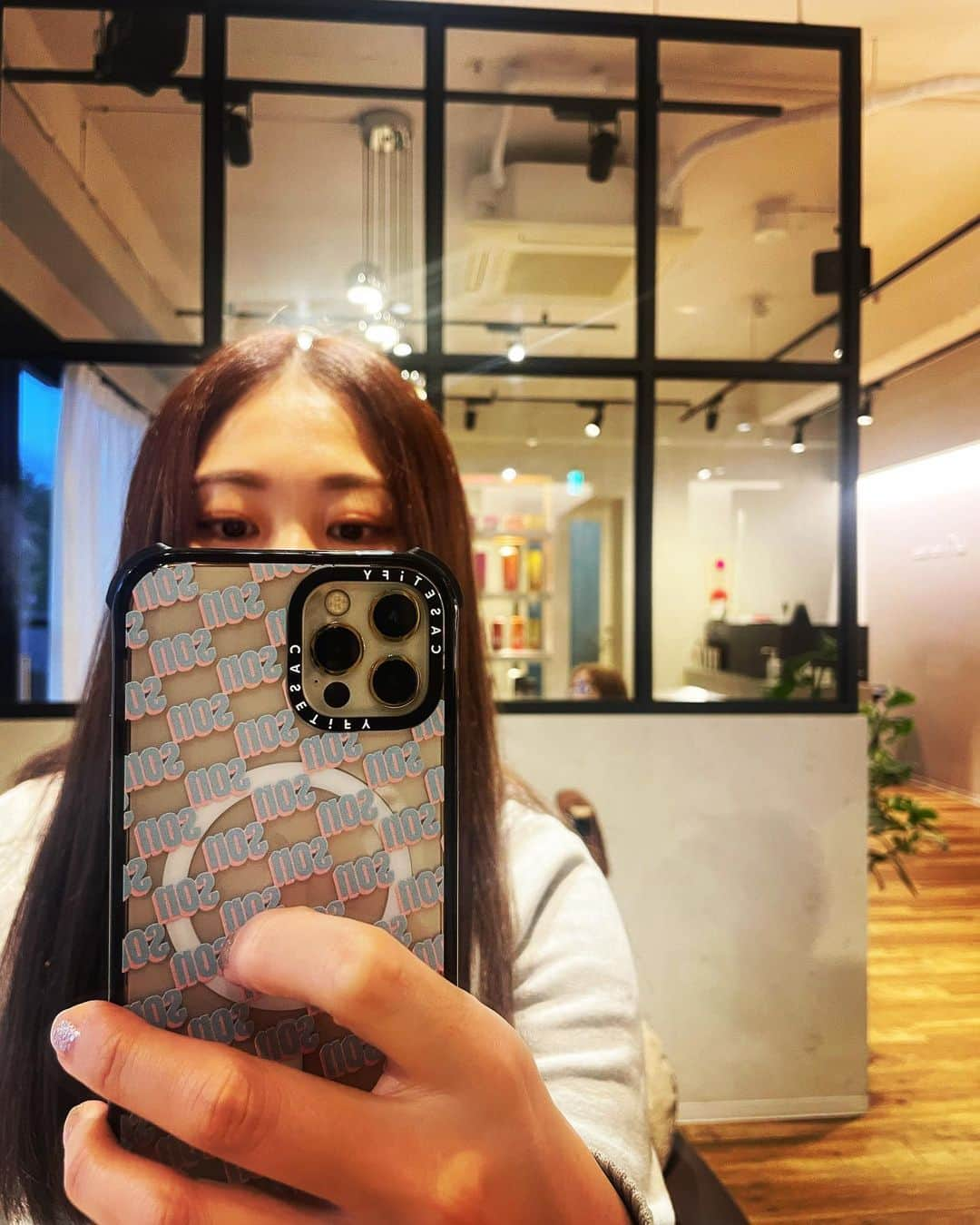 SONOMIさんのインスタグラム写真 - (SONOMIInstagram)「iPhoneのケースがズタボロでこれでは良い知らせが舞い込まないな、なんとかせねば…と思っていたらCASETiFYに出会いました💖 一部リサイクル♻️素材を使っていたり、最強プロテクトで落としても安心😮‍💨だったり細菌をカットしてくれたりともう至れり尽くせり❗️ カスタムオーダーして【SON】って入れてもらったよ✨ スマホショルダーもどれも可愛くて迷ってスネークチェーンにしたよ🐍 今や肌身離さずなiPhoneだから 見るたびに気持ちがパァっと華やかになるんだからもっと早く変えれば良かった😂  @CASETiFY @CASETiFY_jp #CASETiFY #ShowYourColors  #スマホショルダー #PR」4月18日 16時26分 - song_chang