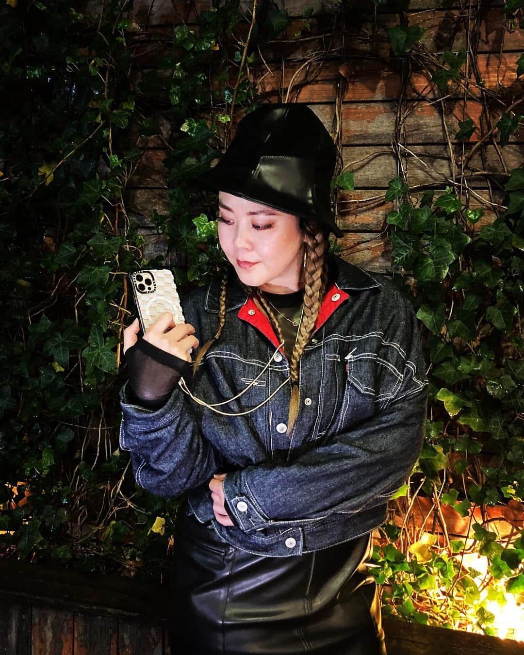 SONOMIのインスタグラム：「iPhoneのケースがズタボロでこれでは良い知らせが舞い込まないな、なんとかせねば…と思っていたらCASETiFYに出会いました💖 一部リサイクル♻️素材を使っていたり、最強プロテクトで落としても安心😮‍💨だったり細菌をカットしてくれたりともう至れり尽くせり❗️ カスタムオーダーして【SON】って入れてもらったよ✨ スマホショルダーもどれも可愛くて迷ってスネークチェーンにしたよ🐍 今や肌身離さずなiPhoneだから 見るたびに気持ちがパァっと華やかになるんだからもっと早く変えれば良かった😂  @CASETiFY @CASETiFY_jp #CASETiFY #ShowYourColors  #スマホショルダー #PR」