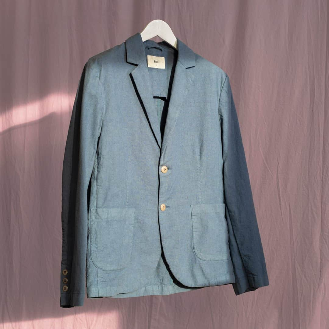 フォークさんのインスタグラム写真 - (フォークInstagram)「Our best selling Cotton Linen Blazer, a relaxed softly tailored 2 button jacket. This Spring Summer special is made in a lightweight cool fabric, which is garment dyed for added character. Can also be worn as a suit when matched with the Cotton Linen Trouser (special events anyone?). Shown here in Woad, also available in Soft Black, Olive, Soft Navy and Light Stone.  #versatile #spring #tailoring #folk」4月18日 16時27分 - folkclothing