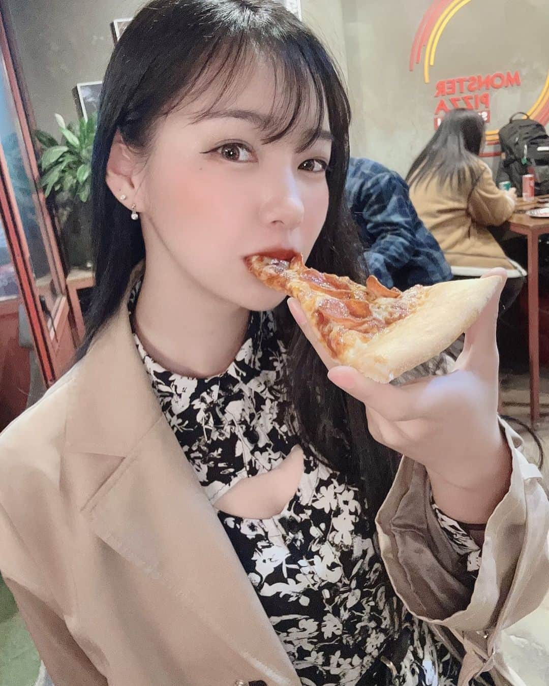 NaMieさんのインスタグラム写真 - (NaMieInstagram)「ぺごぱー🍕 ⁡ #韓国 #韓国旅行 #korea #弘大 ⁡ ⁡ #バーレスク東京 #バーレスクtokyo #partyontokyo #パリオン #partyon #パーティーオン #バーレスク #バーレスクダンサー #ショーダンサー #ショークラブ #ショー #バーレスクヤバイ #ダンサー #ダンサー募集 #club #show #六本木 #dance #高収入バイト #高収入 #高収入求人 #パリオンは史上最強の遊び場 #エンタメ活動を止めない」4月18日 16時34分 - namie_burlesque