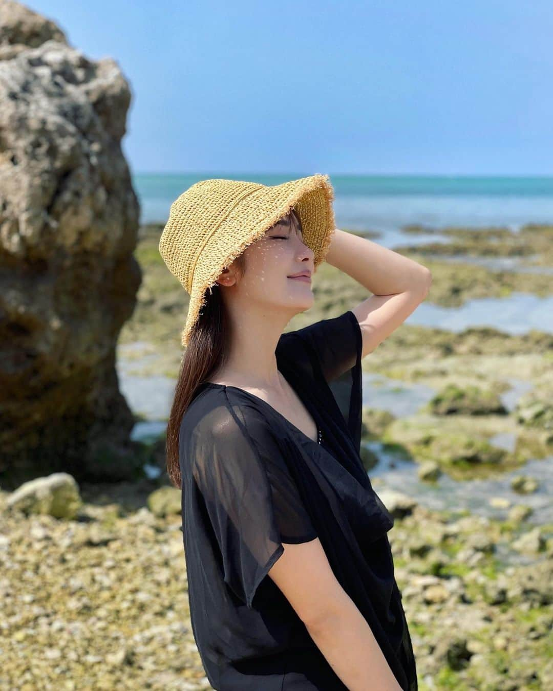 宇水遥佳のインスタグラム：「. 親戚集結 in 沖縄🏖 . 大好きな場所に大好きな人といれる幸せ✨ . こういう時間のために生きているので ノマドワークを確立させていずれは 複数拠点のライフスタイルにしたい☺️ 最高のリフレッシュ🥰 . すーみん(母)が撮ってくれた写真 とっても上手👏💓 . . tops @ingnistore  hat @14plusjp  . #ウミカジテラス #瀬長島 #瀬長島ウミカジテラス  #ワーケーション #リモートワーク  #ノマドワーカー #フリーランス女子」