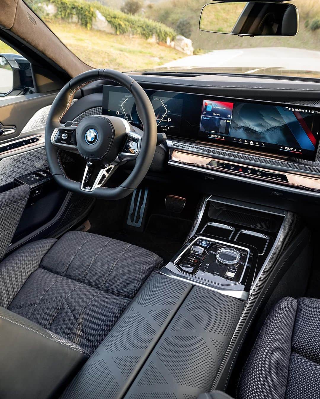 BMWさんのインスタグラム写真 - (BMWInstagram)「Where we’re going, elegance and space are essential. Inside THE i7 M70.  #THEi7M70 #BMW #ThisIsForwardism __ BMW i7 M70 xDrive*: Energy power consumption in kWh/100 km (combined): 23.8-20.8 (WLTP); CO2 emissions in g/km (combined): 0 g; Electric range in km: 488-550 (WLTP) *Preliminary data」4月18日 20時00分 - bmw