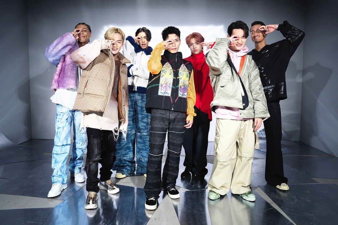 月刊EXILEのインスタグラム：「EXILE TRIBE MAGAZINEを更新📸 5月17日に1st EP「PSYCHIC FILE I」のリリースに伴い4月10日に表題曲となる「BAKU BAKU」のMVが公開された。今回は「BAKU BAKU」のMV撮影に密着するとともに1st EP「PSYCHIC FILE I」のなかから「BAKU BAKU」と「ForEVER」の2曲をフィーチャーし、メンバーにそれぞれの楽曲の魅力や制作秘話などを語ってもらった。 ※EXILE TRIBE FAMILY IDへの会員登録後(無料)、記事をご覧いただけます。  #PSYCHICFILE I #BAKUBAKU #ForEVER」