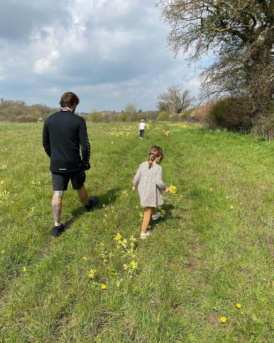 ファーン・マッキャンさんのインスタグラム写真 - (ファーン・マッキャンInstagram)「The most perfect staycay to spend our last weekend of the Easter holidays for some r&r 🐶🧘🏼‍♀️🙏🏼❤️☀️🌼 @retreateast . ____________________________________ This place was just beautiful. Nothing beats spending time with your family, watching the children play & use their imaginations & eat good GOOD food. Thankyou for having us @retreateast .  I really can’t recommend this gorgeous little stay cay enough. They have been ever so kind to give my followers a 15% discount code off a 2 night stay for if you wanted to book.   Code - FERNE15 (expires 30th June)  #staycay #suffolk #retreat #staycation #familytime #nature」4月18日 16時43分 - fernemccann