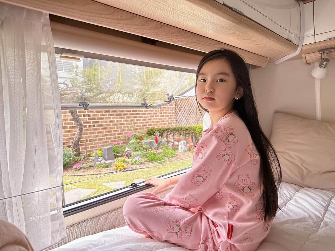 キム・ジウのインスタグラム：「. . 바쁜 엄마 아빠 때문에 비록 교외로 나가지 못하고 할머니 댁에서 마당캠핑 중이지만 그래도 행복해 하는 루아❤️ 사랑해 꼬마야😍 . .」