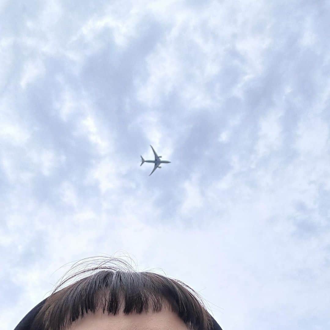 三戸なつめのインスタグラム：「前髪と飛行機✈️ 今日は10周年YEARの大事な打ち合わせをしました！ わくどき！なきもち！ たのすぃみにしててほしいきもち！！ #mito_natsume」
