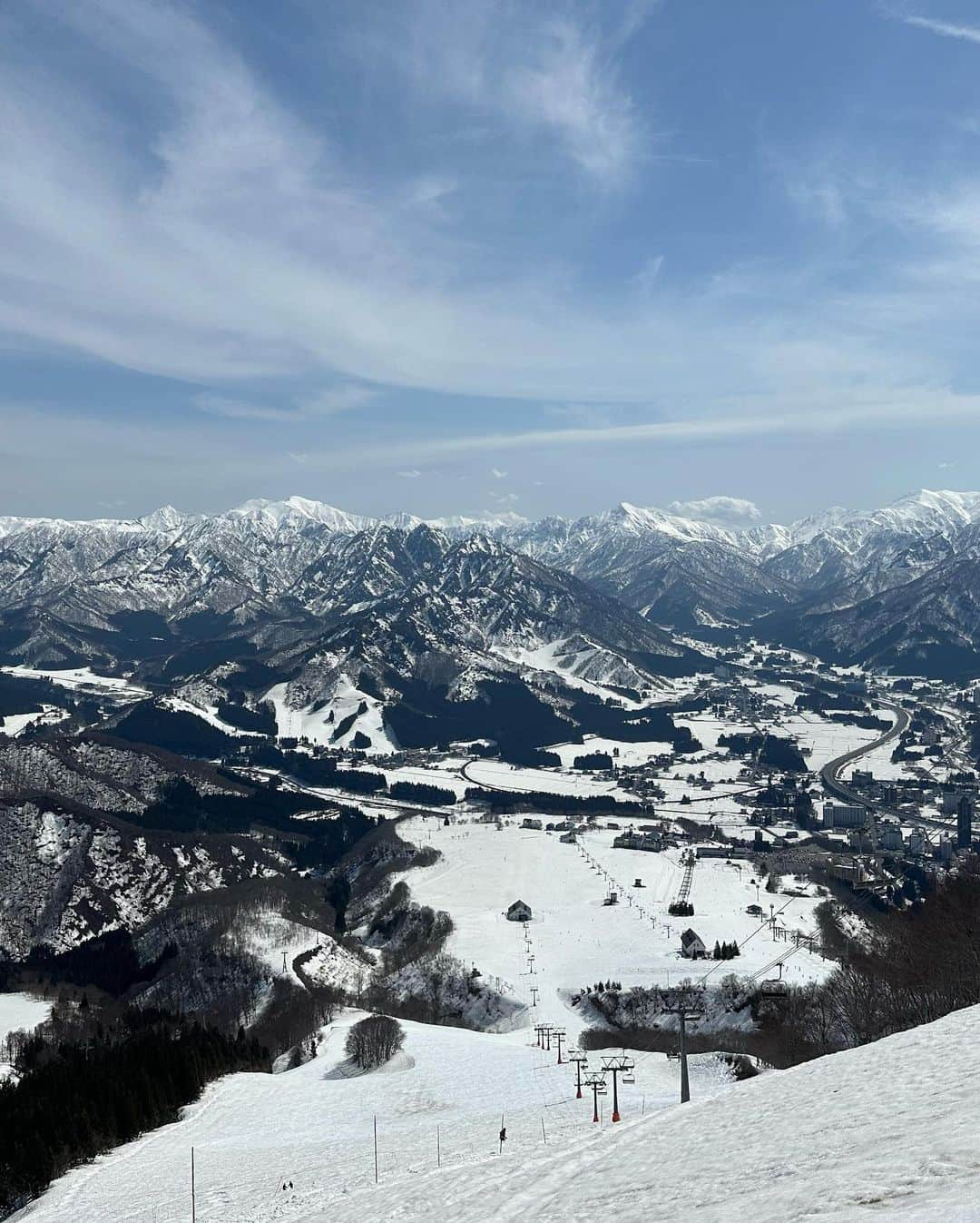 林莉世さんのインスタグラム写真 - (林莉世Instagram)「湯沢で滑り納め⛷ スキーしに行ったのか ピザとパスタとケーキを食べに行ったのか…どっちメインだったかな…🤤 来年もまた行きたい🍕🍝🍰  #先月の思い出#スキー#スキー好き#滑り納め#スキー納め#湯沢町#越後湯沢#湯沢スキー#岩原スキー場#新潟#新潟スキー#林莉世#アナウンサー#フリーアナウンサー」4月18日 21時10分 - rise_hayashi