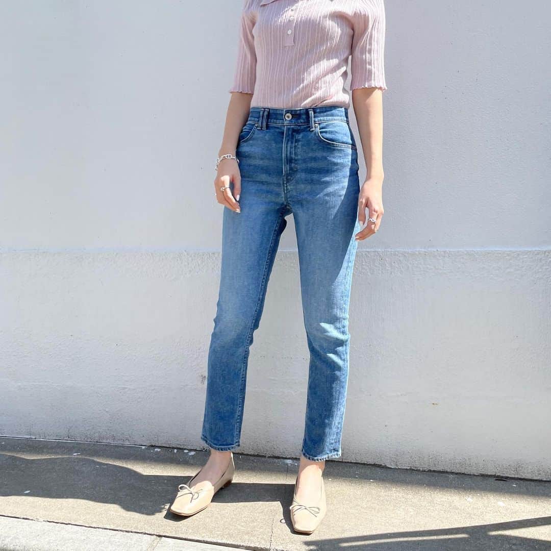 Moname Official Instagramのインスタグラム：「. シンプルなデニムコーデも 春らしいピンクのアイテムを合わせるだけで 華やかなスタイリングに🌷 . トップスインのスタイルも はみ出すのを防いでくれるので美しく見せてくれます✨ . CHARLOTTE No,41131001 Col,LBL ¥20,900」
