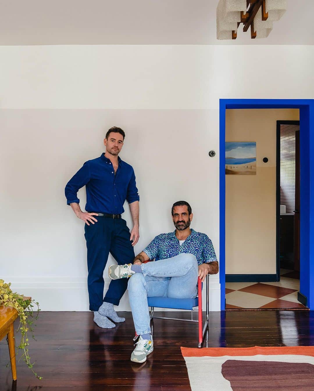 The Modern Houseさんのインスタグラム写真 - (The Modern HouseInstagram)「Forget those fairytale, love-at-first-sight stories of house viewings. When David Roy, a director at @jamesgorstarchitects, and Angel Perez, a diversity and inclusion consultant, first laid eyes on their future home it was “a complete wreck”. “It had been empty for years and the walls were quite literally falling apart,” says David. Something, though, persuaded him to linger in the hallway, pondering its potential and, one head-to-toe renovation later, in which he had the pluck to turn a four-bed into a two, he’s rather glad he did.  Head to the link in our bio to find out how the couple coaxed a first floor flat in a 1930s block near Hackney Downs into a Mediterranean-tinged haven – and explore it for yourself.」4月18日 16時50分 - themodernhouse