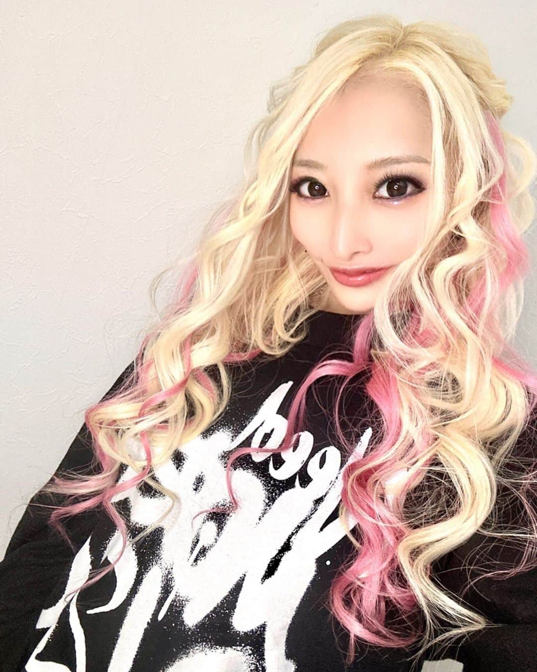 加藤紗里さんのインスタグラム写真 - (加藤紗里Instagram)「新宿の美容院スリジエ @hiromi.cerisier でNewヘアになりました💇‍♀️ ピンク多め💖 いつも急にゆっても対応してくれるひろみさんありがとうございます😭🤍  #髪 #美容院」4月18日 16時53分 - katosari