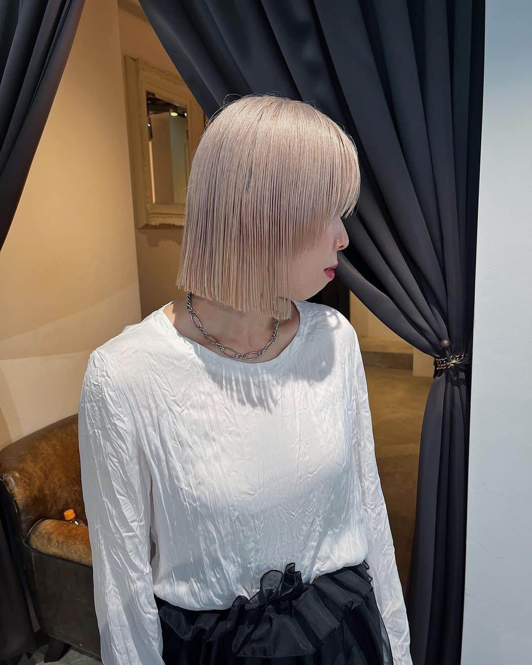 佐々木香奈のインスタグラム：「white beige ×mash bob  これまでに濃いカラーの履歴がなければ、 2bleachでできます✂︎ 大人の女性の攻めたハイトーン、 かっこよくて個人的に大好きなんだよな〜  私も年内に、 これくらいクリアカラーにしたいな〜と 計画中♡」
