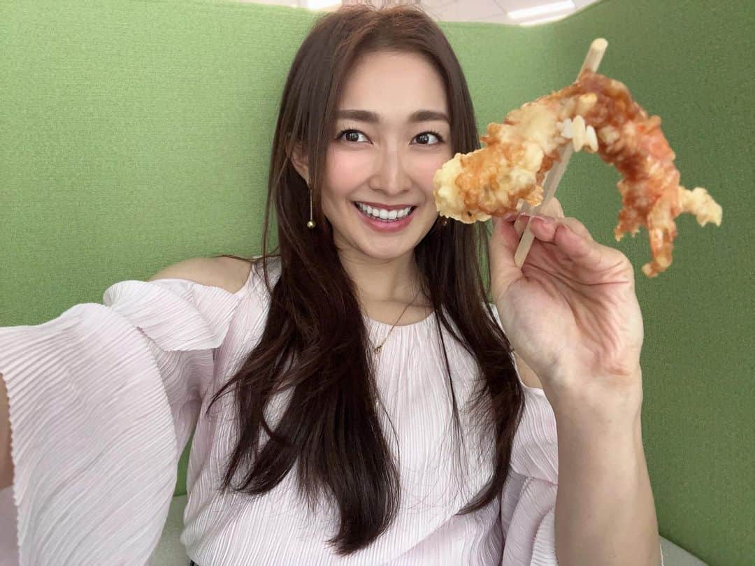 大澤有紗さんのインスタグラム写真 - (大澤有紗Instagram)「海老🦐 えびちゃんが２尾はいった天丼が５００円だって言うから、タイ料理の気分だったのに気付いたら天丼買ってたよ🍤 美味しかったです🙏🏻✨  #赤字 #ならないだろうか #企業努力 #海老 #えび #エビ #🦐 #🦐🦐  #天丼 #たれ #らぶ #すごいドヤ顔」4月18日 17時04分 - arisa_osawa_official