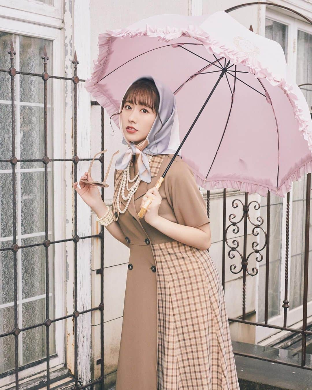 maisondefleur_pressさんのインスタグラム写真 - (maisondefleur_pressInstagram)「. Maison de FLEUR Petite Robe×Ayaka Sasaki  ももいろクローバーZ・あーりんこと佐々木彩夏さんとの 初コラボレーションアイテムが登場🎉  4/29(sat)から新宿ルミネ２店で販売開始！ 公式通販ストライプクラブでは 同日4/29(sat)12:00から販売開始です♪  あーりんが雨女で知られることから雨の日を イメージしたトレンチ風ワンピースや、 レトロな雰囲気のカフェをイメージした ドットワンピースが登場です☔🍭🍬🍦  ＜商品詳細＞ ◆チェックトレンチ風ワンピース Beige,Gray / ￥16,500(taxin)  Point💡 チェック柄とのコンビネーションがこだわり！ 1枚でもコーディネートがきまるアイテムに。 着やすいようにシックな色合いを選び、きゅっと 絞ったウエストに上品な印象の丈感などシルエットにもこだわりを♪特徴的な大きな襟は、何度も修正を重ねた あーりんこだわりのデザイン✨  ◆ドットバイカラーワンピース Ivory,Black / ￥11,000(taxin) レトロなカフェがイメージのワンピース。 クラシックな色合いのドット柄に、首元や袖、 裾に配色を合わせポイントに✨ フレアラインの女性らしいシルエットに、 ふわっと膨らむ袖のディテールミニ丈でポップに♫  ............................. 佐々木彩夏(@ayaka_sasaki_official ) 1996年6月11日生まれ、神奈川県出身。 2008年にももいろクローバーに加入、担当カラーは ピンク。2016年よりソロコンサート 「AYAKA NATION」を毎年開催しており、 2017年8月には初ソロシングル 「My Cherry Pie（小粋なチェリーパイ）/ My Hamburger Boy（浮気なハンバーガーボーイ）」を発表。 2019年には、総合プロデューサー兼メンバーを務める 浪江女子発組合を結成。2020年7月に1stソロアルバム 「A-rin Assort」をリリースした。 また、現在ファッション雑誌「LARME 」の レギュラーモデルを務めている。 2023年5月21日にはソロコンサート「AYAKA NATION2023」を横浜アリーナにて開催予定。 .............................  ※新宿ルミネ2店・公式通販ストライプクラブ以外での 販売はございません。 ※販売より一週間はお一人様、1アイテム、 1カラーにつき１点まで ※販売日初日のお取り置き不可。2日目以降、 店頭在庫があればお取り置き可能。 ※他店舗へのお取り寄せ不可。 ※アイテムは一部サンプルにて撮影を行っております。 実際にお届けする商品と仕様やサイズが若干異なる 場合がございますのでご了承下さい。 ※状況によっては入場制限または整理券を配布いたします。店頭にお越しの際は各店舗のスタッフへご確認下さい。また整理券はあくまで入場の整理券で、入場時に商品が 品切れの場合もございますので予めご了承下さい。  #maisondefleur #メゾンドフルール#フルール#Maison de FLEUR Petite Robe#プチローブ #collaboration#コラボレーション#コラボ#あーりん#佐々木彩夏#ドットワンピース#春コーデ #ミニワンピース#トレンチ#トレンチ風#レトロカフェ#雨女#ガーリーコーデ#レトロコーデ」4月18日 17時05分 - maisondefleur_press