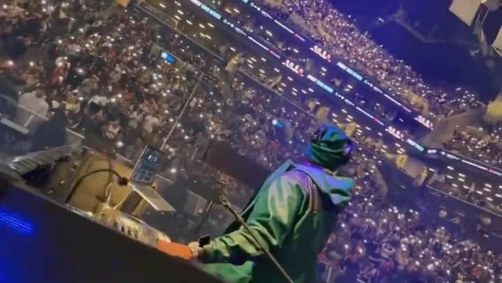 ファンクマスター・フレックスのインスタグラム：「Since we was in Brooklyn! Pop Smoke is a must! LIGHT IT UP!  SOLD OUT @badbunnypr concert! 20,000 Deep!  FunkFlex on the set u see it!  BOOK FUNKFLEX: HIT E-MAIL LINK!  Arturo x Alex love always!」