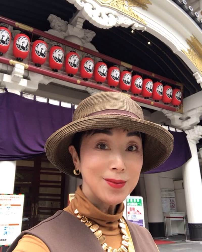 小川知子のインスタグラム：「恒例の食事会in銀座  神楽坂の名物女将、芸者さん、料亭の旦那、そして旧友と多彩な顔ぶれで寿司🍣を堪能。 寿司屋の大将いわく いま、築地は大変なことになっているとか。 マレーシアやタイ、シンガポールから魚の買い占めが起きているそうです。空輸で送り、その日のディナーには店で出しているとか。 日本と変わらぬ新鮮なネタで食べられるなんて、すごいですね〜。 だから、ネタが売り切れたりしているようで大変だとか。 良いような、悪いような。 世界も狭い。  空模様が怪しいので帰ろうーっと。  #銀座 #寿司🍣 #食事会 #小川知子」