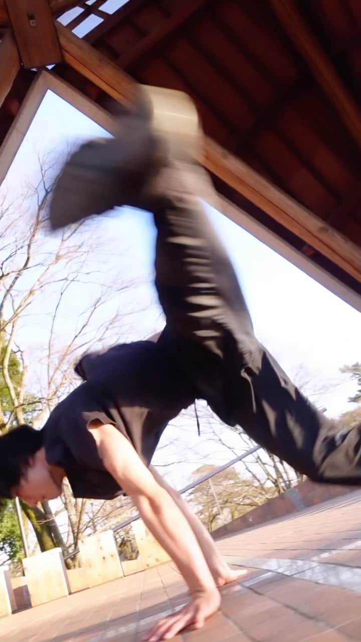 asukaのインスタグラム：「Flare🔥🔥🔥  It actually took me a year to master this skill ,  but it made my life so much better result of I believed in myself❤️‍🔥  🎥 @yohjut    #dance #breaking #breakdance #bboy #powermove #powermoves #acrobatics #tricking #parkour #gymnastics #movement #capoeira #超人」