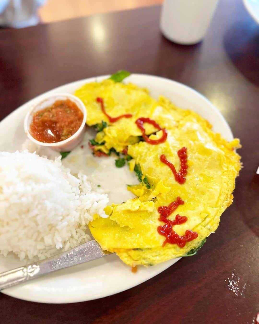 小林真由さんのインスタグラム写真 - (小林真由Instagram)「プール前の腹ごしらえ🍽️ ⁡ 近くで朝食食べよう〜と 定番なegg's n things🥞 パンケーキ屋さんに来ても結局は私を残してみんな塩系に夢中😂🍟 ⁡ ⁡ ケチャップ、やっぱり書くよね〜🫶🏻 ⁡ #ファッション #コーデ #ママコーデ #女の子ママ #男の子ママ #ママライフ #コーディネート #４歳 #２歳 #ベビー #二人育児 #子連れ旅行 #旅行 #ハワイ旅行 #ハワイ #子連れハワイ #カフェ #朝#パンケーキ #eggsnthings」4月18日 16時59分 - mayukobayashii