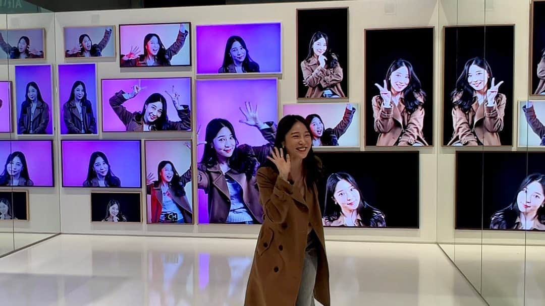 ZUYONIのインスタグラム：「네 맞아요~ 이거 저예요~~ 네네 맘껏 찍으세요^^! 바르셀로나 MWC 전시장에서 팬미팅 연 브이로그 영상 오늘 6시에 주연2채널에 올라갑니다ㅋㅋㅋ 많관부🩵」