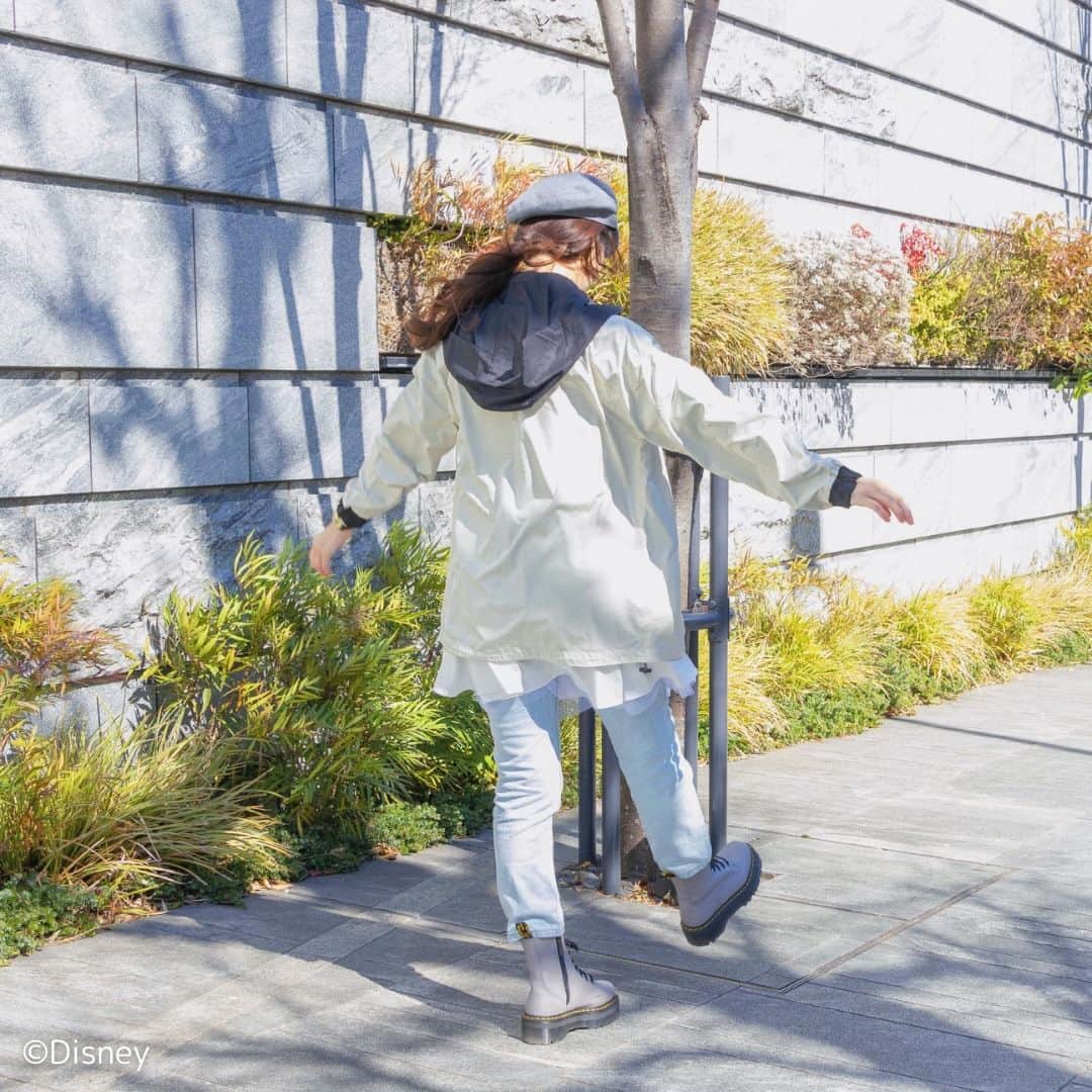SuperGroupiesさんのインスタグラム写真 - (SuperGroupiesInstagram)「裏返すことによってXIII機関のコートのようなブラックへと早変わり🧥🔁 ⠀ ⠀ 𝑰𝒕𝒆𝒎 𝒐𝒇 𝒕𝒉𝒆 𝑫𝒂𝒚 : #ロクサス モデル リバーシブルブルゾン🗝️ ⠀ ⠀ 表はロクサスの衣装のカラーを基調に、 裏返すことでシンプルなブラックのアウターへ 簡単にスタイルチェンジができます。 ⠀ フードも取り外しできるので、 その日の気分に応じて 様々なスタイルが楽しめます💡💫 ⠀ オリジナルのネームタグや 胸元の「ノーバディ」マーク、 右袖の異端の印の刺繍など、 細部にまでこだわりが光る一着です。😎 ⠀ ⠀ ⠀ ※着用モデル身長：166cm ※着用サイズ：S ⠀ ⠀ ⠀ 🏷️ #supergroupies #スーパーグルーピーズ #スパグル #ファッションにゲームを #ファッションにアニメを #キングダムハーツ #キングダムハーツ20周年 #kingdomhearts #kh #kh3 #squareenix #roxas」4月18日 17時00分 - supergroupies