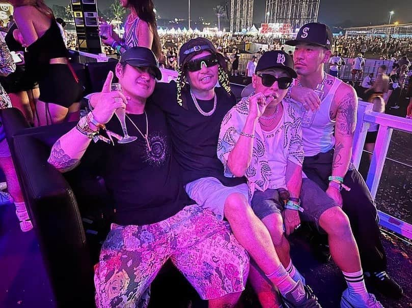 Kayzabroのインスタグラム：「みんなでRolling Loud 🇹🇭  ヤバすぎた🔥 #rollingloud #rollingloudthailand #vvip #pltinumseat #worldtraveler」