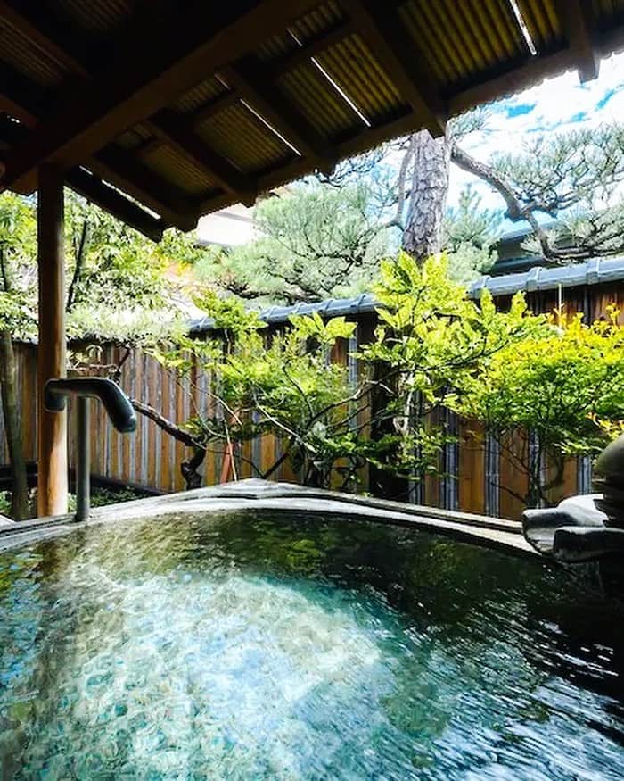 JAPAN TRIP 大人旅〜厳選の宿〜のインスタグラム：「．@hoteltokiwa 緑に囲まれ、文化的な魅力があふれる甲府の迎賓館。  日本建築の粋を集めた趣き溢れる個性豊かな離れが11室。他にも様々なタイプの客室が用意されいます。温泉はゆったり長湯ができる最適な温度。庭園を眺めながら露天風呂でリラックスできます。  ＝DATA＝＝＝＝＝＝＝＝＝＝＝＝＝＝＝＝＝ 📍信玄の湯　湯村温泉　常磐ホテル @hoteltokiwa  ■ 山梨県甲府市湯村2-5-21 ■ 50室 ■ IN 15:00～／OUT 11:00  ■ 2名：55,000円～（夕朝食付） ※目安料金です。料金は施設に確認ください。 ＝＝＝＝＝＝＝＝＝＝＝＝＝＝＝＝＝＝＝＝＝  🔸温泉 🔸露天風呂付客室 🔸露天風呂 🔸大浴場 🔸子供可 🔸ペット不可  ︎✈︎−−−−−−−−−−−−−−−−−−−−−−−−−−−−−✈︎ 　気になった方は保存しておくと便利です👍  　泊まったことがあれば、体験談＆感想等、 　コメント欄に書いて頂けると嬉しいです🙇‍♂️ ✈︎−−−−−−−−−−−−−−−−−−−−−−−−−−−−−✈︎  #おすすめホテル #山梨旅行 #湯村温泉 #温泉旅行 #温泉旅館 #露天風呂 #露天風呂付き客室 #日本庭園 #onsen #ryokan」
